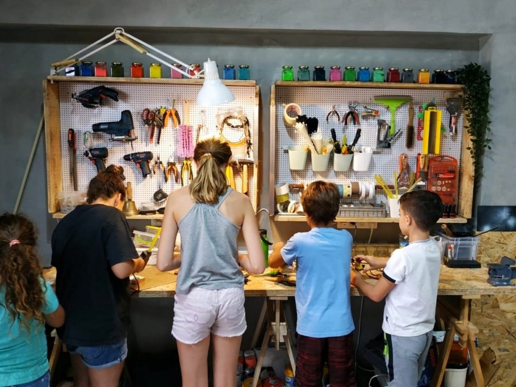 פזית יהלומי מנחה לחשיבה יצירתית, אשת חינוך