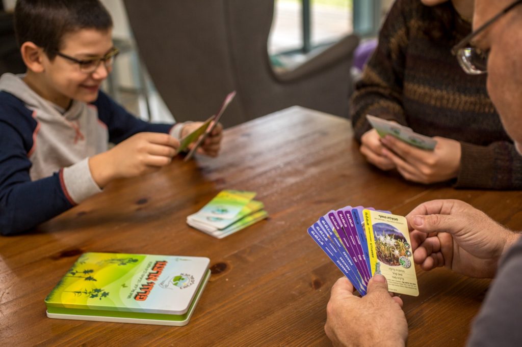 ענבל בן יעקב משחק קלפים "בשבילים של סבא"