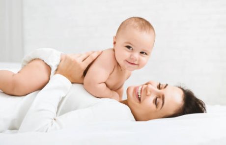 טיפים / איך לעזור לתינוקך לשכב בנינוחות על הבטן