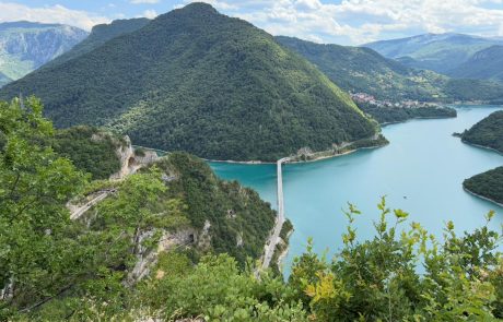 מטיילת בכפכפים / פארקי הטבע של מונטנגרו